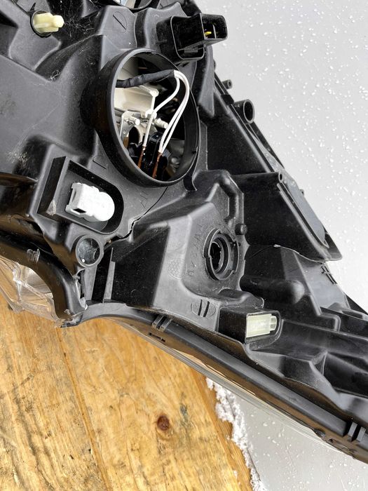 Lampa przód prawy Peugeot 208  soczewka