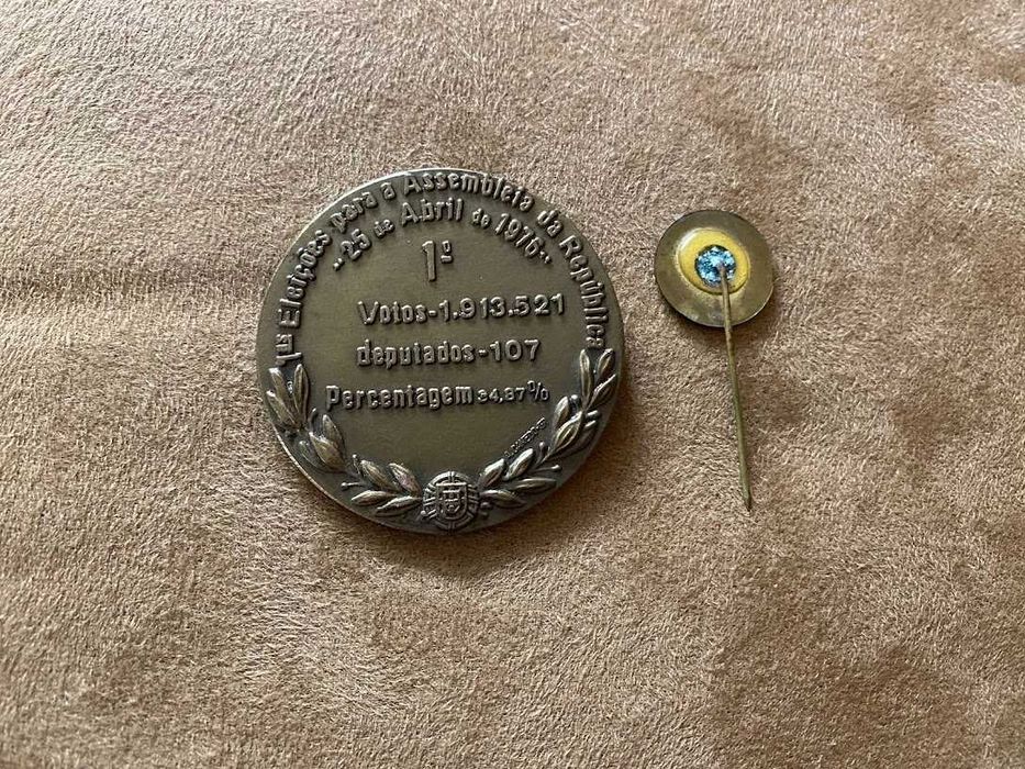 Medalha do PS das primeiras eleições assembleia repúb e alfinete do PS