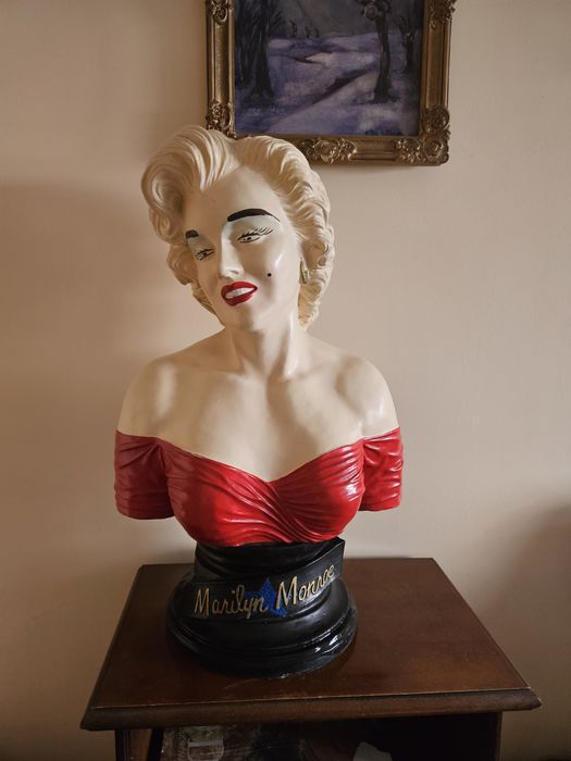 Popiersie Marilyn Monroe .