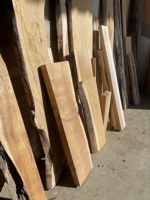 Pranchas, tábuas, peças de madeira rija