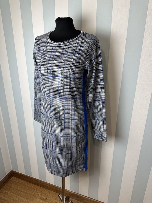 Szara biurowa sukienka z długim rękawem w kratkę 38 M True Spirit