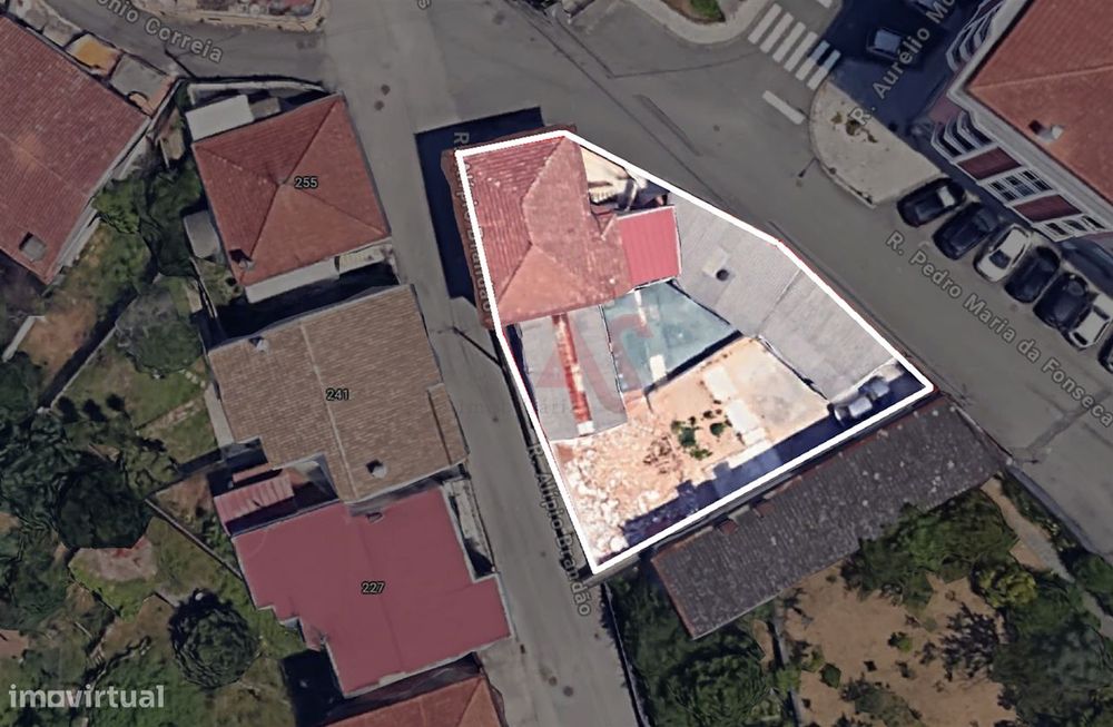 Moradia T3 para restauro, inserida num terreno de 795m2, em Santiago d