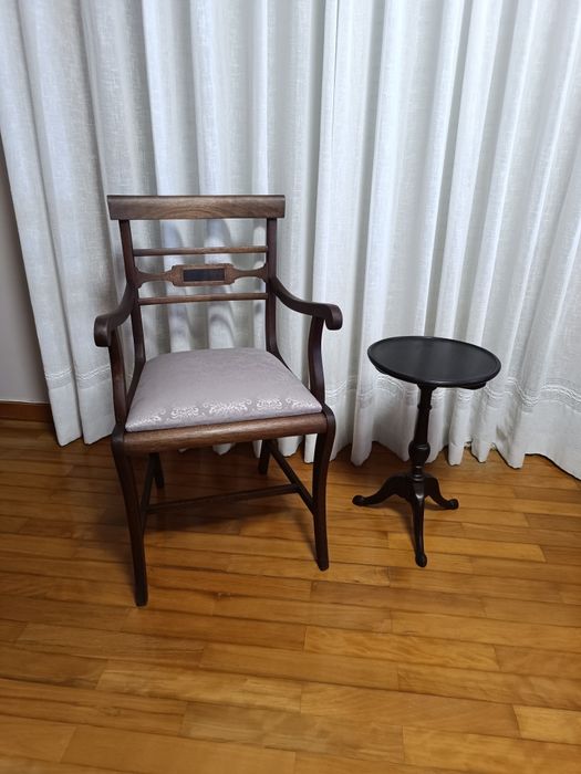 Conjunto antigo restaurado. Cadeirão e mesa de apoio