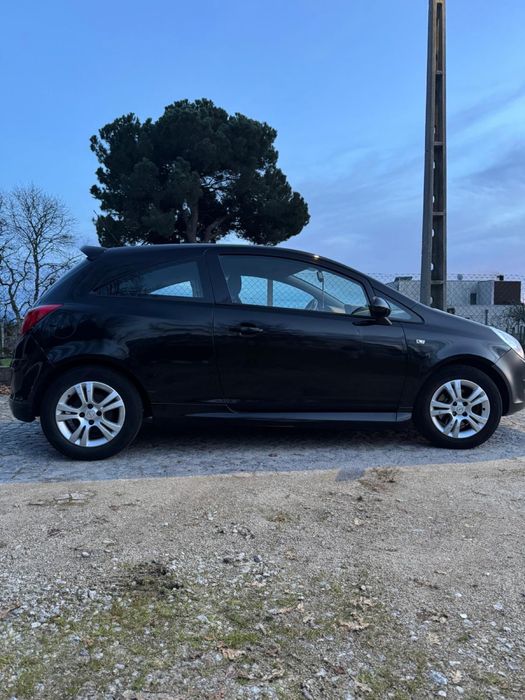 Carro opel corsa preto modelo 2009, gasóleo.