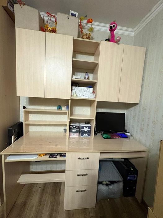 Парта, робоча зона для дітей та підлітків.