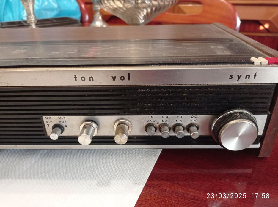 Rádio dos anos 70 a funcionar perfeitamente