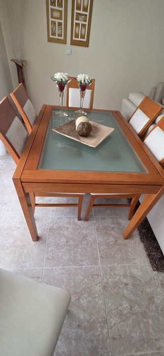 Mesa e cadeiras de sala de Jantar
