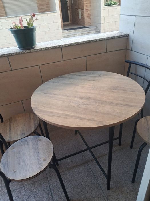 Vende se cadeira mais mesas para varanda,