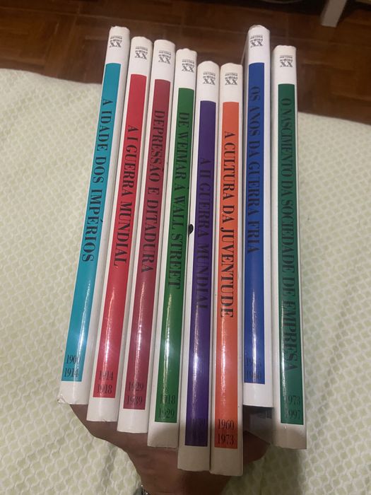 Enciclopédia composta por 8 livros