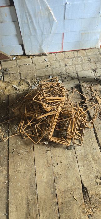 Strzemiona pozostałości po budowie