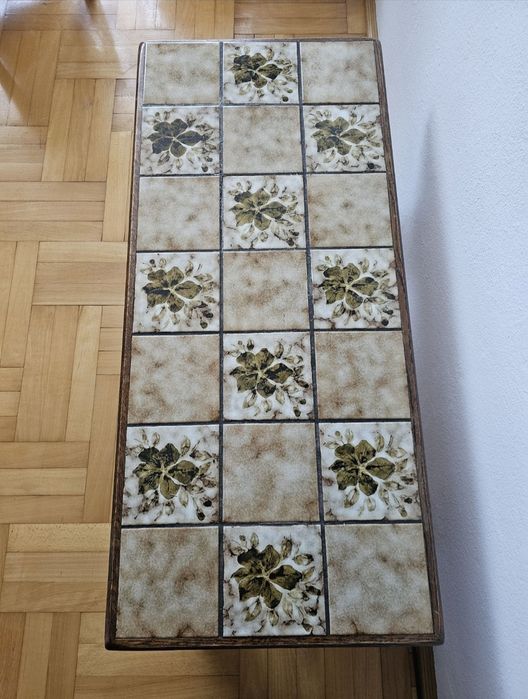 Drewniany stół z płytkami