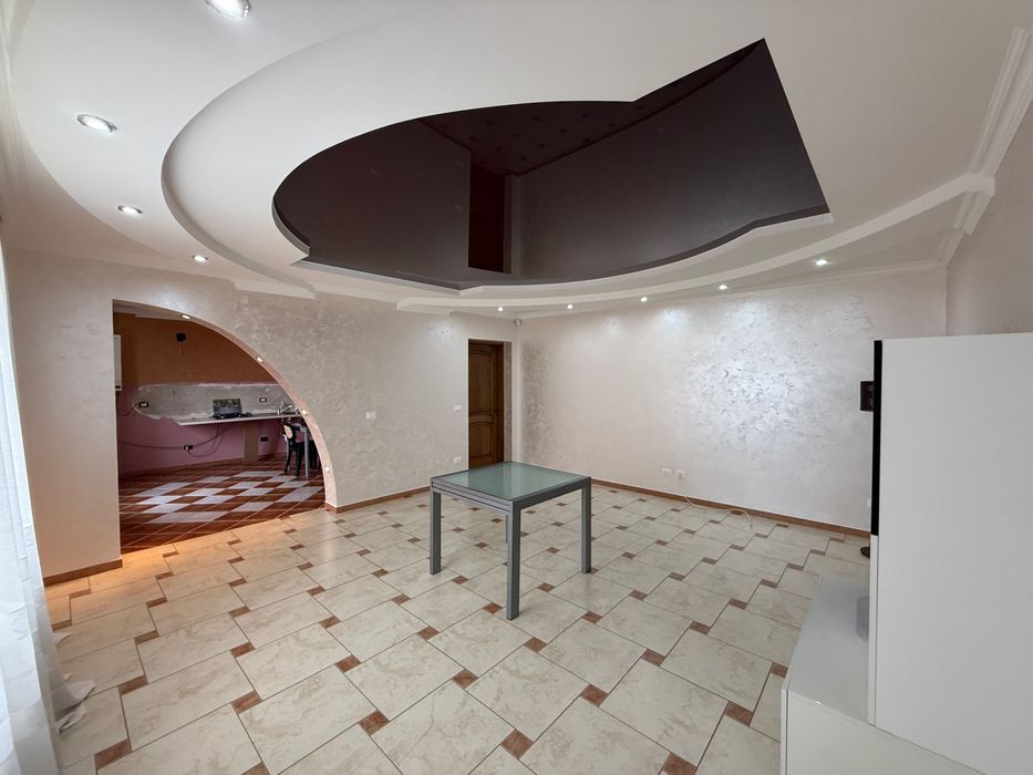 Сучасний будинок в с. Магала