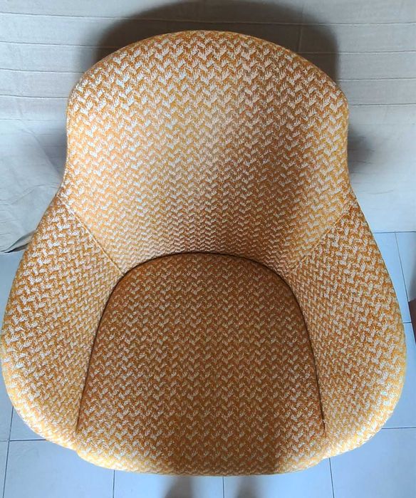 Cadeirão amarelo e branco