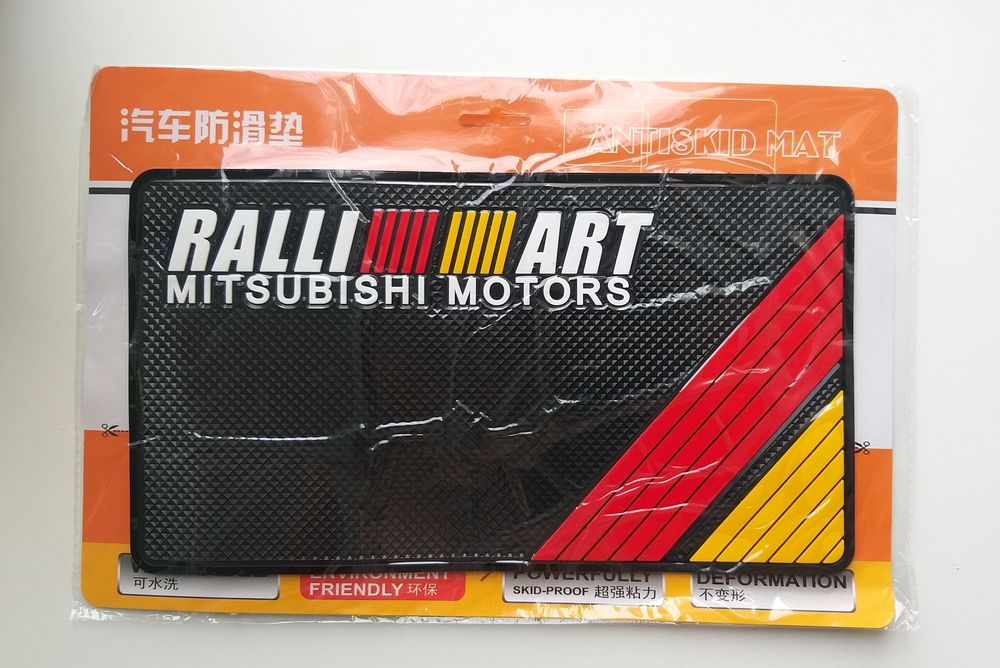 Килимок на торпедо, коврик на панель авто