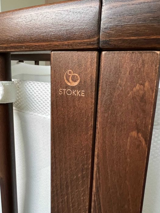 Cama Stokke® Sleepi Mini V3 (castanho) + Colchão + Lençóis + Tela