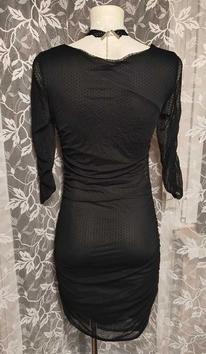 Czarna gotycka sukienka elegancka tiulowa dopasowana Stradivarius 3/4