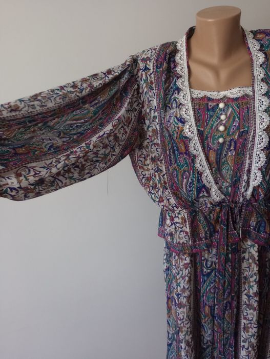 Sukienka vintage wzory ramiączka i narzutka z koronką