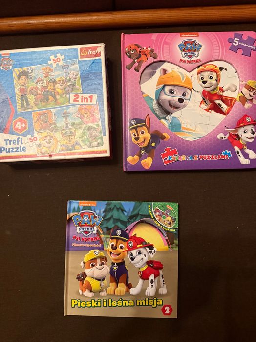 Zestaw książek i puzzli
