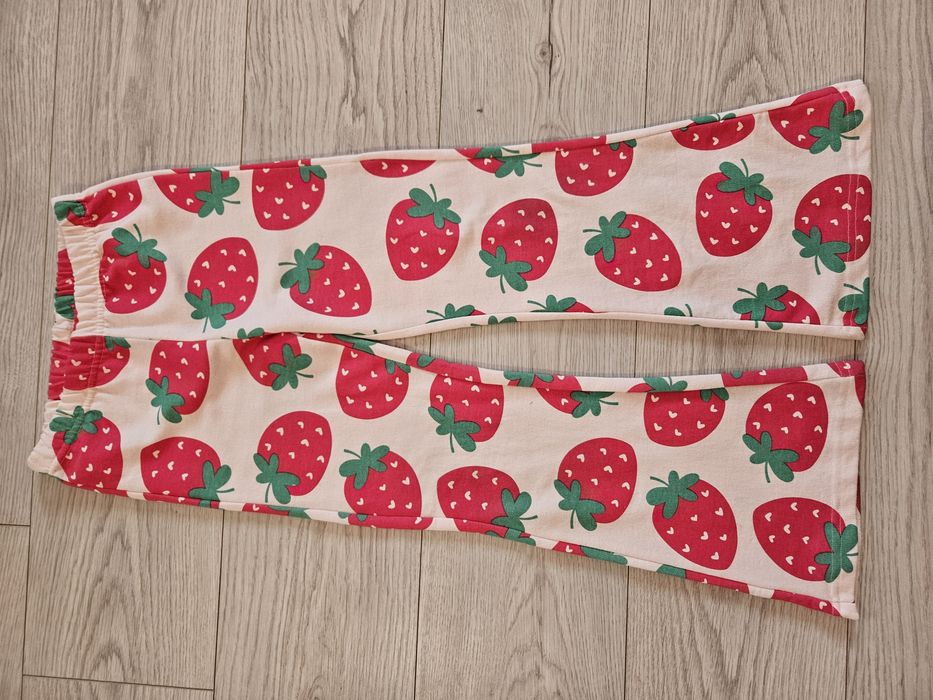 Komplet r. 134 bluza + spodnie dzwony w truskawki