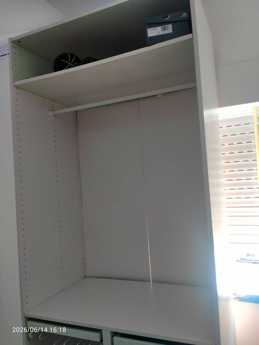 Guarda roupa em forma de closet sem portas