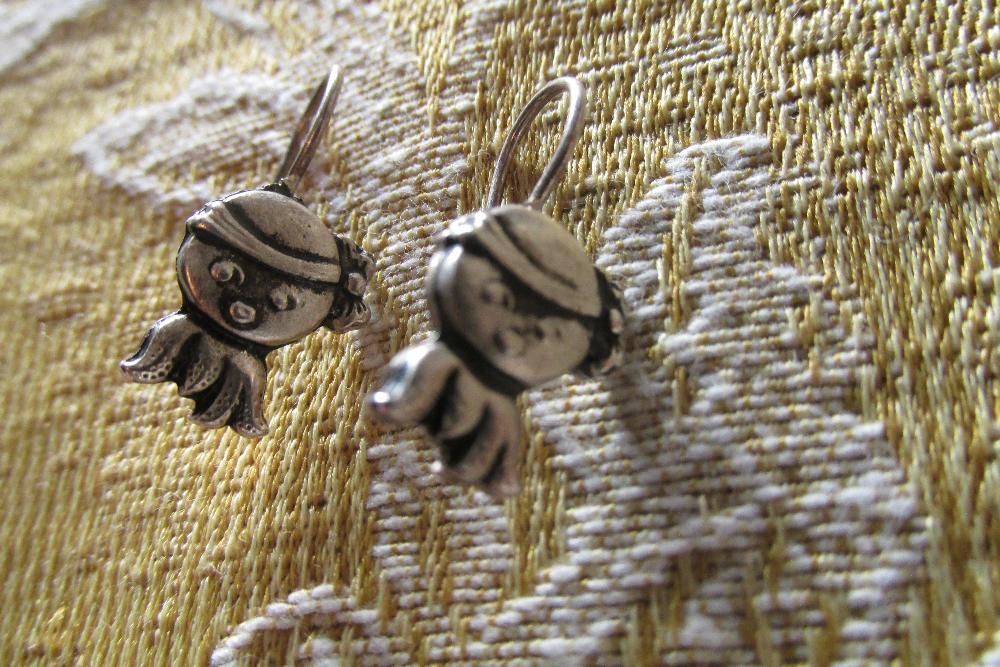 Conjunto variado de brincos metálicos