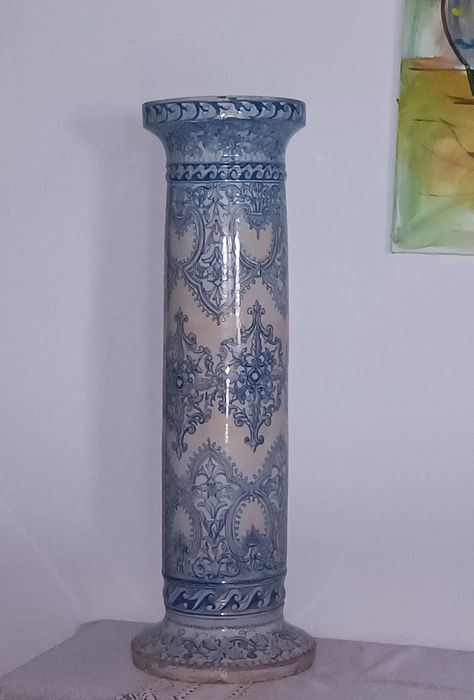 Coluna muito antiga, da conhecida cerâmica,Viúva de Lamego