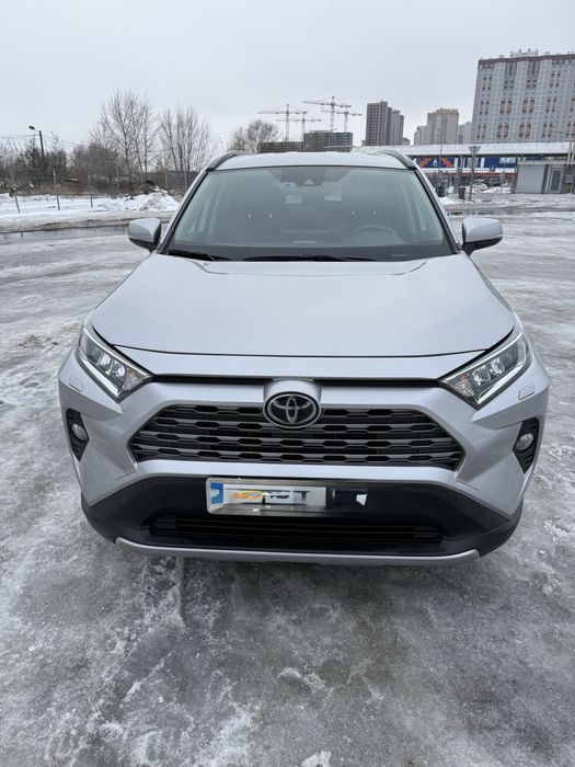 Продам свій автомобіль Тойота Rav 4 2020 року, пробіг 60 тис км.