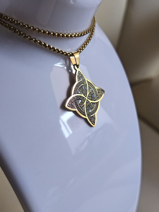 Colar Dourado de simbologia Ancestral