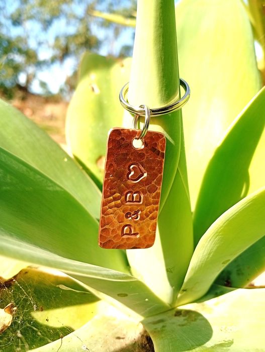 Porta chaves em cobre maciço e verdadeiro. Pode ser personalizado com iniciais ou uma data