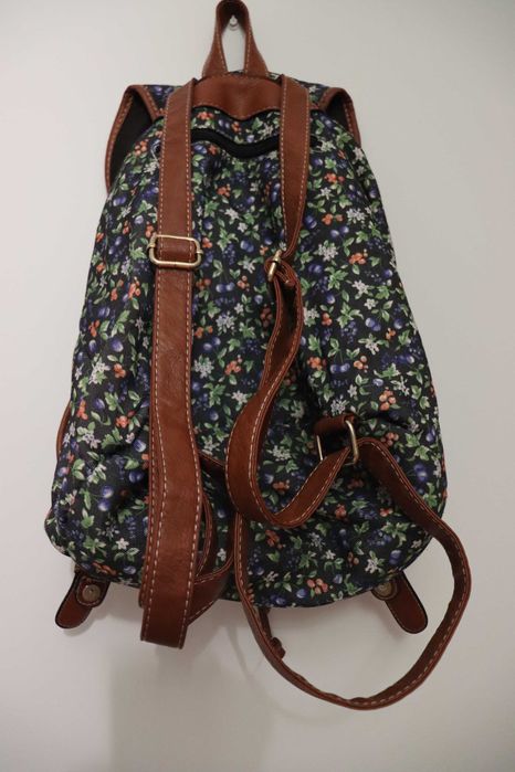 Mochila com padrão floral