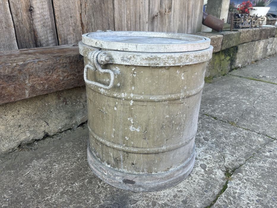 Stary aluminiowy niemiecki pojemnik na proch