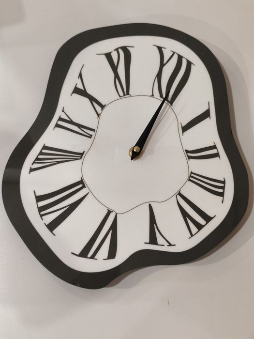 Relógio Decorativo de Parede Moderno com Design Derretido
