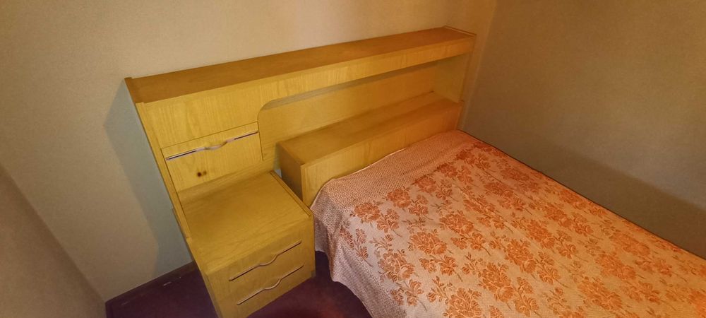 Móvel antigo com cama em bom estado