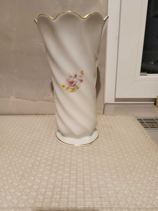 Porcelanowy wazon na kwiaty