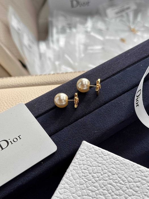 Stylowe kolczyki z perłami Dior