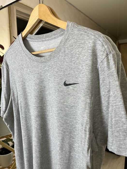 Футболка Nike Tee сіра меланжева