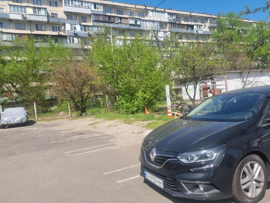 Оренда паркомісця вул. Ореста Левицького,3