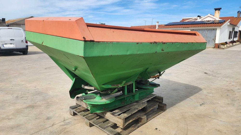 Espalhador de Adubo Amazone 2000L