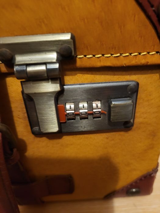 Azjatycka  skorzana walizka