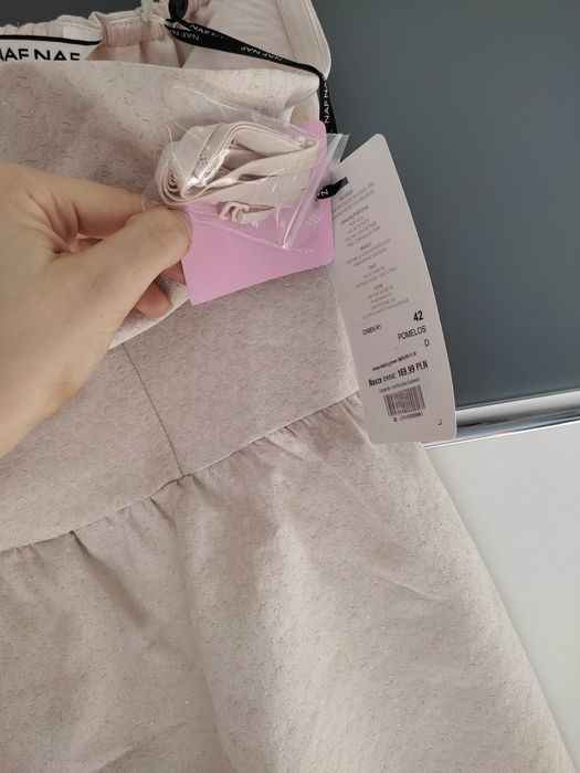 Sukienka z odkrytymi ramionami