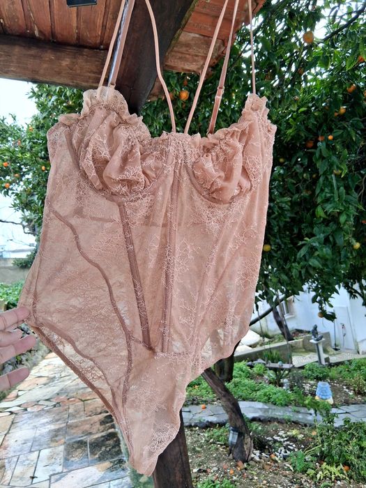 Calças e body Zara.