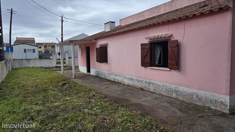 Moradia T2 com Piscina em Fernão Ferro, Oportunidade de Investimento