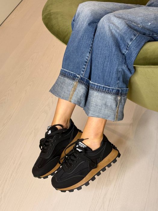 Жіночі чорні кросівки