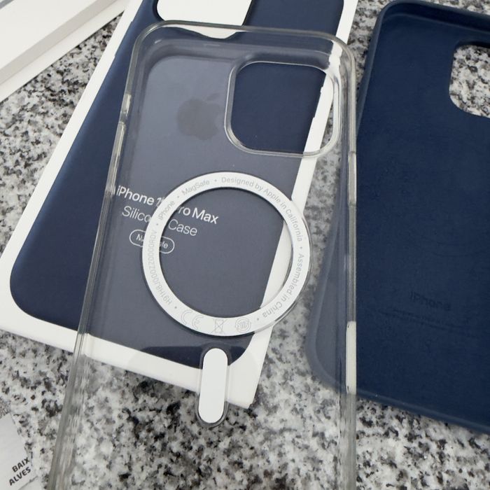 Capas originais 16 pro max. A azul ainda embalada