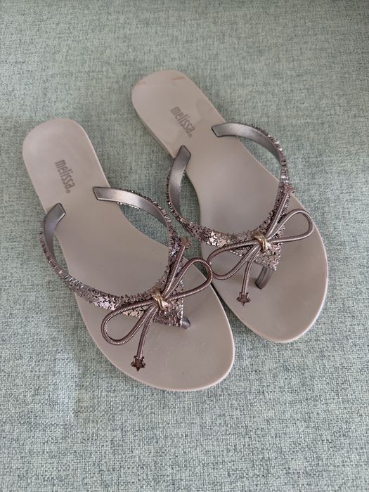 Damskie japonki marki Melissa – model Harmonic Elements w kolorze Rose Gold / Nude
