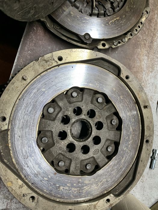 Продам Маховик Зчеплення Демпфер 2.0 dCi m9r 8200743592