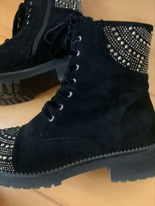 Botins pretos em camurça