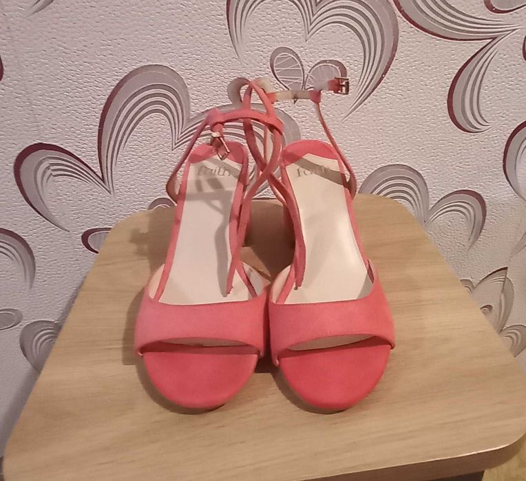 Босоніжки брендові рожеві замшеві на каблуку , р.38