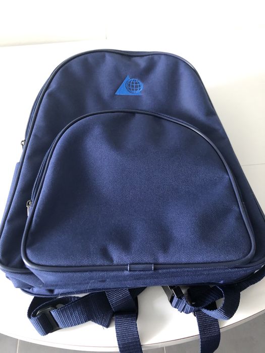 Mochila azul escura que pode servir para fim de semana