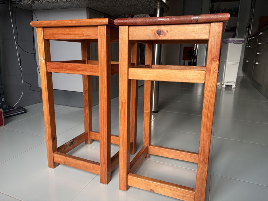 Conjunto de 2 Bancos Altos em Madeira Maciça (62cm)